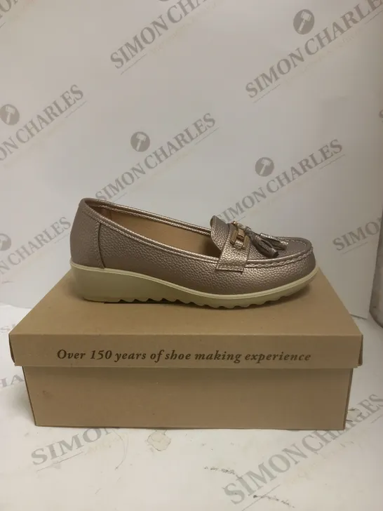 BOXED PAIR OF CUSHION WALK LOAFERS IN PEWTER - 4