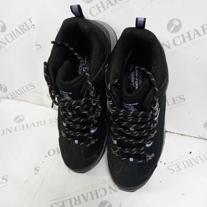 LACE-UP WALKING/HIKING BOOTS - UK SIZE 7 4608391-Simon Charles Auctioneers