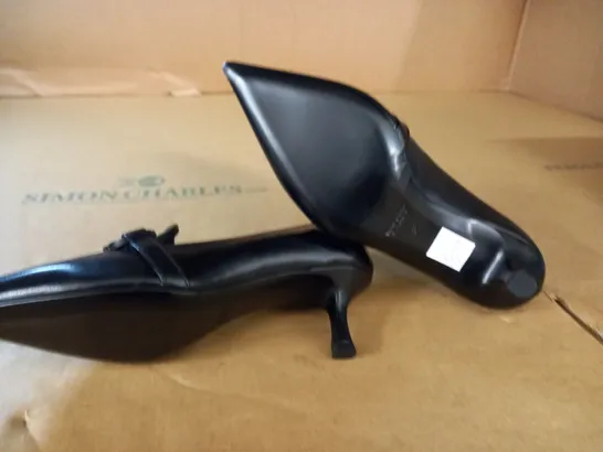 PAIR OF DANIEL POINTED TOE BLACK SHOES - 37