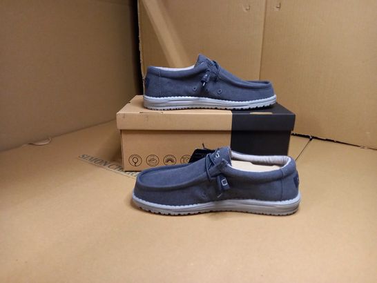 BOXED PAIR OF HEY DUDE GREY FABRIC TRAINERS - SIZE 7