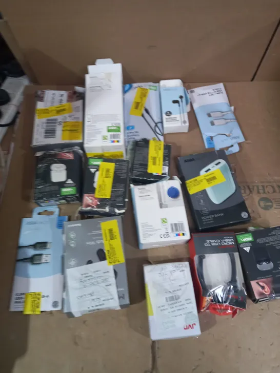 LOT OF APPROX 15 ASSORTED TECH ITEMS TO INCLUDE CHARGING CABLES, BLUETOOTH SPEAKER, EARPHONES ETC