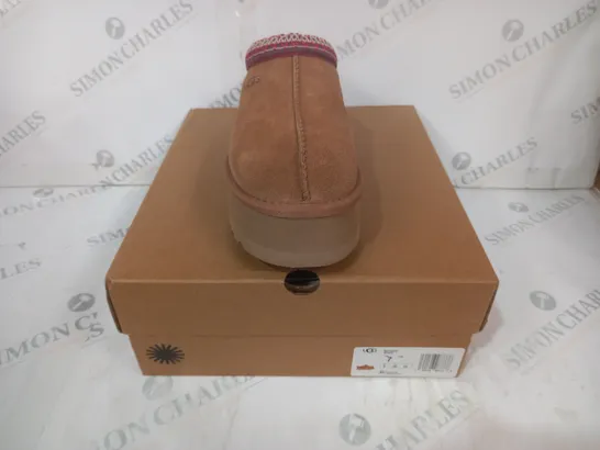 BOXED PAIR OF UGG WTAZZ SHOES IN CHESTNUT SIZE 5