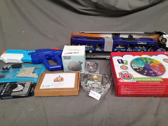 LARGE BOX OF ASSORTED TOYS AND GAMES TO INCLUDE COCOMELON, WATER GUNS AND TRADING CARDS