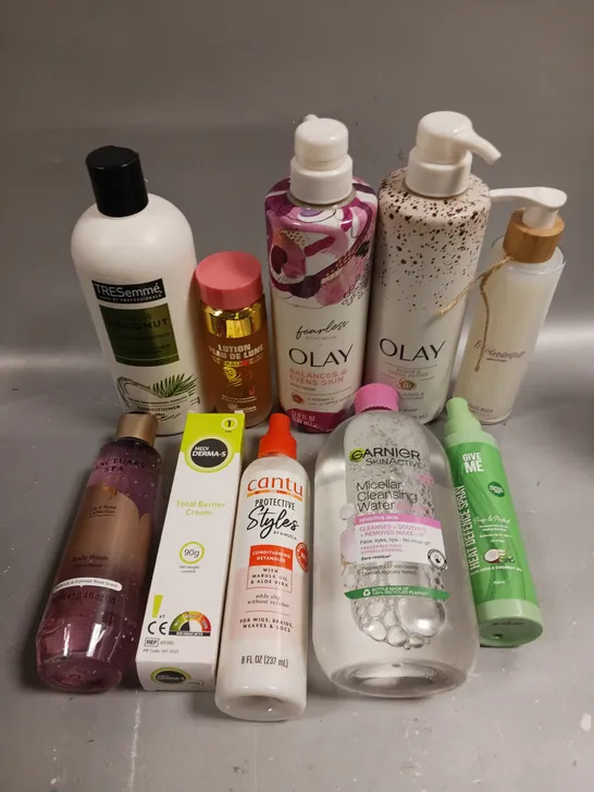 APPROXIMATELY 20 ASSORTED HEALTH & BEAUTY PRODUCTS TO INCLUDE OLAY BODY WASH, HEAT DEFENCE SPRAY, CANTU CONDITIONING DETANGLER ETC 