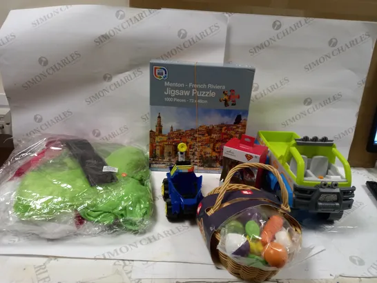 BOX OF ASSORTED TOYS AND GAMES TO INCLUDE PAW PATROL, JIGSAWS AND ACTION FIGURES