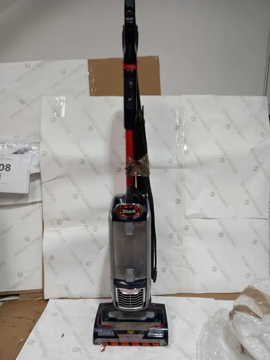 SHARK UPRIGHT VACUUM CLEANER - LIFT AWAY 