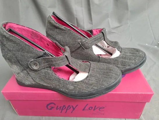 BOX OF APPROXIMATELY 12 PAIRS OF BLACK GUPPY LOVE WEDGE SHOES IN VARIOUS SIZES 