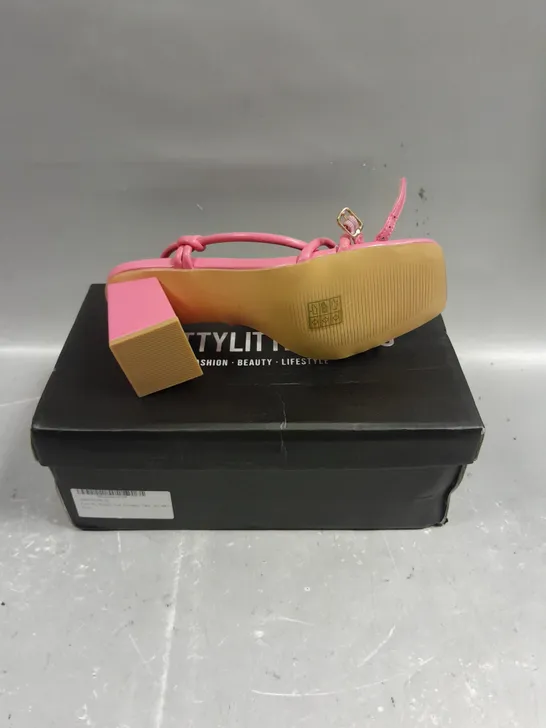 BOXED PAIR OF PRETTYLITTLETHING PINK SQUARE STRAPPY TUBE BLOCK HEELED SANDALS - 4