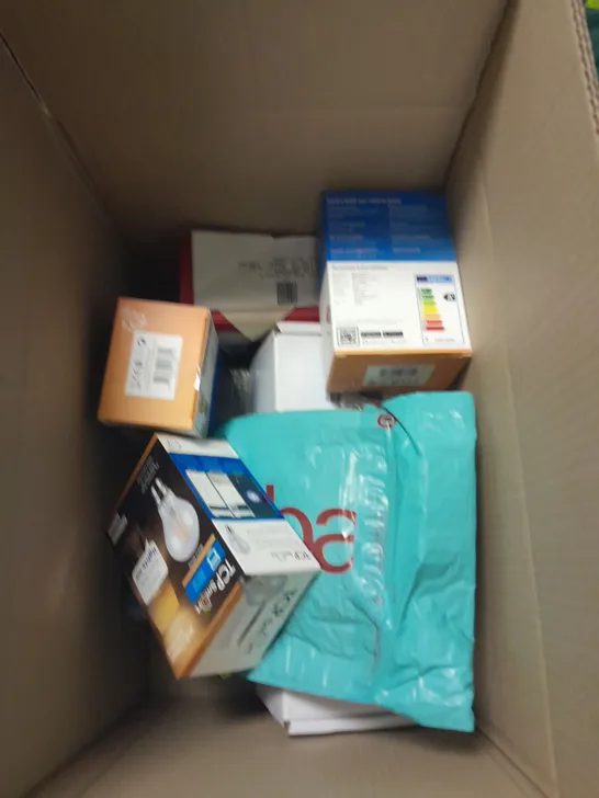 MEDIUM BOX OF ASSORTED ITEMS TO INCLUDE SCREEN PROTECTOR, BULBS AND POWER CABLE