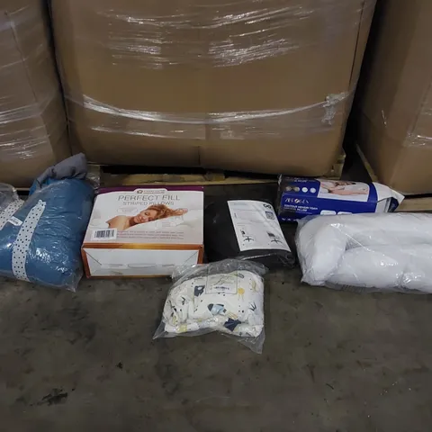 PALLET OF ASSORTED ITEMS INCLUDING: BEDDING, CUSHIONS