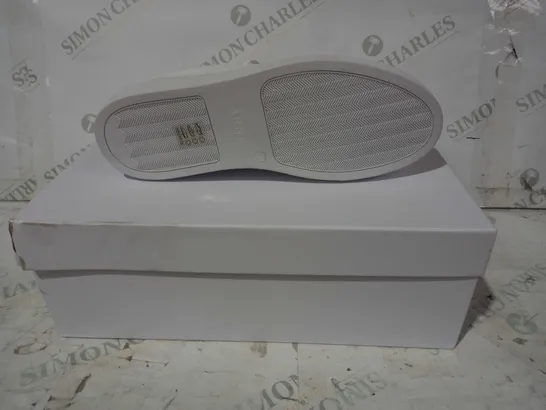 BOXED PAIR OF ARNE LOW ESSENTIAL TRAINERS IN WHITE UK SIZE 7