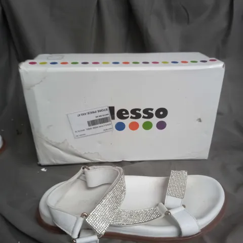 BOXED PIR OF ADESSO LEATHER INDIE WHITE SANDAL SIZE 6