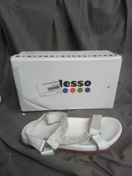 BOXED PIR OF ADESSO LEATHER INDIE WHITE SANDAL SIZE 6