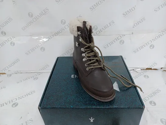 BOXED PAIR OF EMU AUSTRALIA OKAB BOOTS IN ESPRESSO - UK SIZE 6