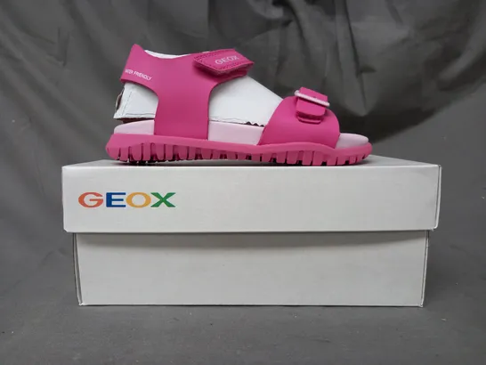 BOXED PAIR OF GEOX KIDS OPEN TOE SANDALS IN PINK UK SIZE 10