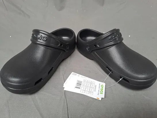 PAIR OF CROCS SPECIALIST II VENT CLOGS IN BLACK UK SIZE M3/W4