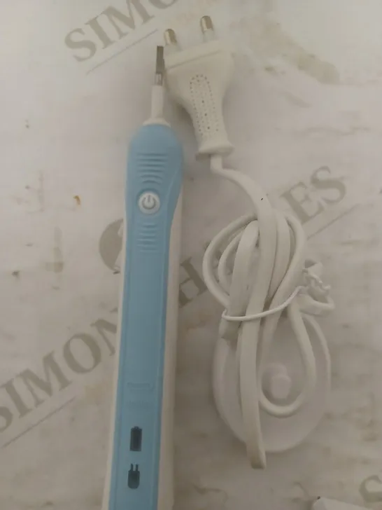 ORAL-B PRO 1 ELECTRIC TOOTHBRUSH