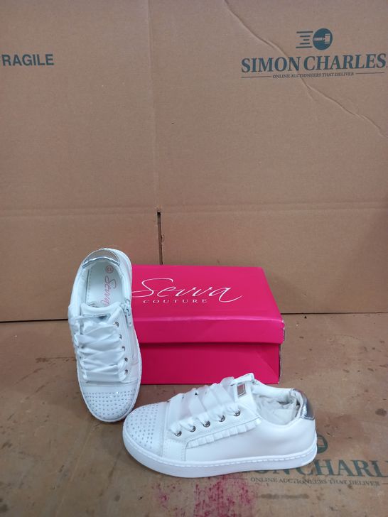 BOXED PAIR OF SEVVA COUTURE WHITE CHILDREN SHOES SIZE 13 