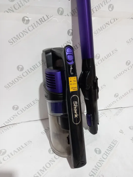 BOXED SHARK ANTI HAIR WRAP CORDLESS PET VACUUM CLEANER IZ202UKT