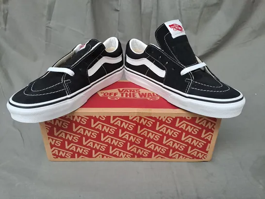 BOXED PAIR OF VANS SK8-LOW SHOES IN BLACK/WHITE UK SIZE 6