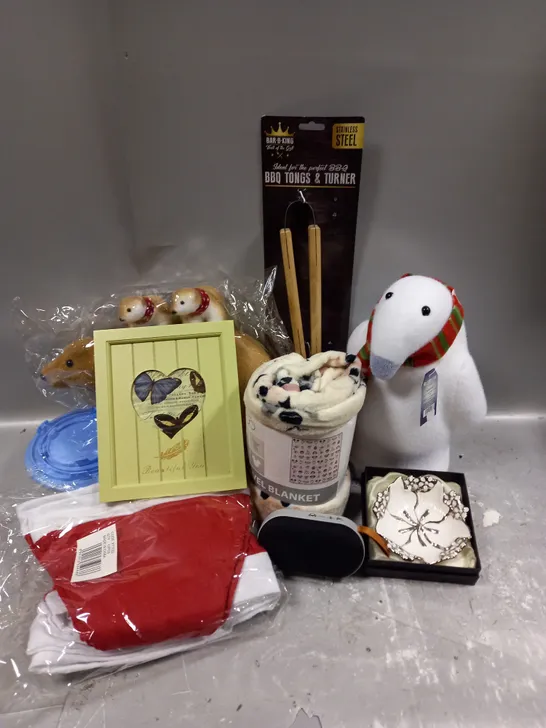 BOX OF APPROXIMATELY 10 ASSORTED HOUSEHOLD ITEMS TO INCLUDE - DISNEY TRAVEL BLANKET - BAR-B-KING BBQ TONGS & TURNER - WINTER WONDERLAND ANIMAL DECORATIONS - ETC