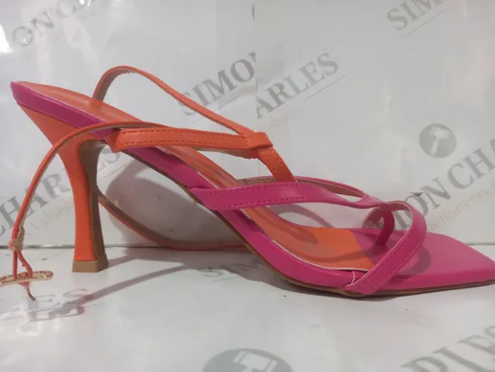 BOXED PAIR OF SIMPLY BE TOE POST MID HEEL SANDALS IN PURPLE/ORANGE UK SIZE 7