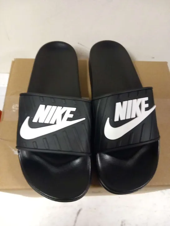 NIKE SLIDERS SIZE 41