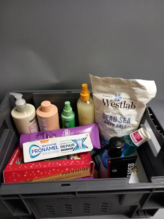 BOX OF APPROXIMATELY 20 COSMETIC ITEMS TO INCLUDE - MANSCAPED - WESTLAB BATH SALTS - SENSODYNE DENTAL CARE - ETC 