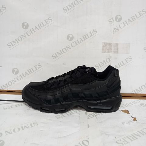 PAIR OF NIKE AIRMAX TRAINERS IN BLACK SIZE 11