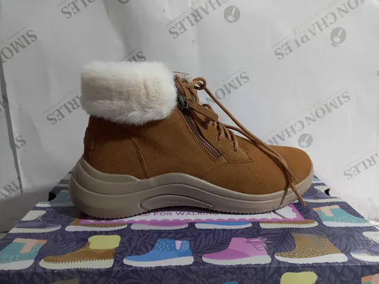 SKETCHERS LACE UP CHUG BOOT SIZE 6