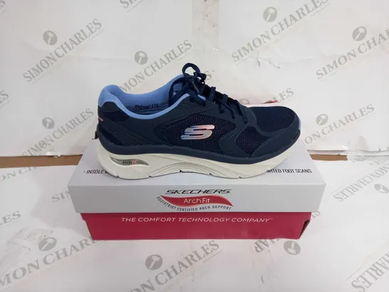 BOXED PAIR OF SKECHERS ARCH FIT SHOES NAVY/BLUE UK SIZE 6