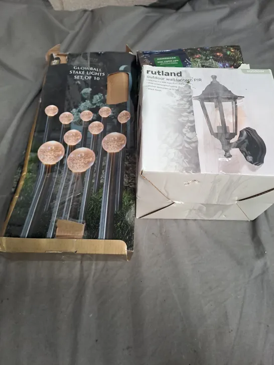 BOX OF APPROXIMATELY 8 ASSORTED ITEMS TO INCLUDE - STAKE LIGHTS, RUTLAND OUTDOOR WALL LANTERN , HOMEBASE 600 TIMER LED STRING LIGHTS ETC