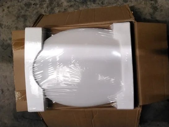 A BOX OF 4 BOXED TOILET SEATS IN WHITE