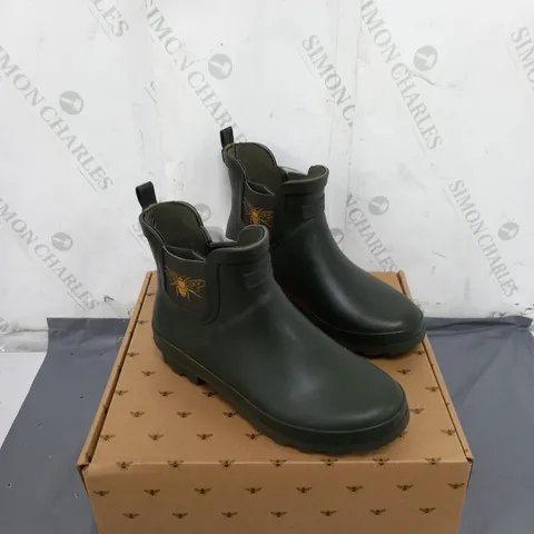 EUR 37 BOXED GREEN WELLIES 