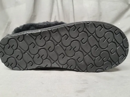 BOXED PAIR OF UGG SLIPPERS IN BLACK UK SIZE 7