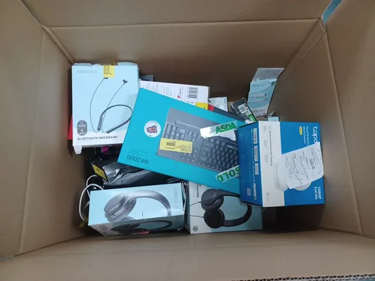 LOT OF APRROXIMATELY 25 ELECTRICAL ITEMS TO INCLUDE HEADPHONES, KEYBOARDS AND DVD PLAYERS