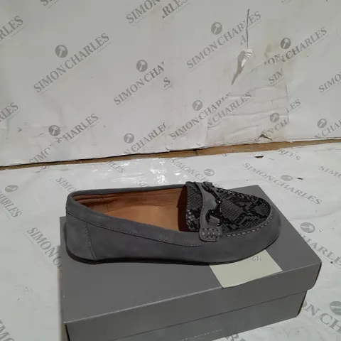 SHOE BOX CONTAINING HONOR DAYNA GREY LOAFERS - SIZE 6.5