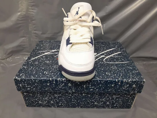 BOXED PAIR OF NIKE AIR JORDAN 4 RETRO SHOES IN WHITE/NAVY UK SIZE 4.5