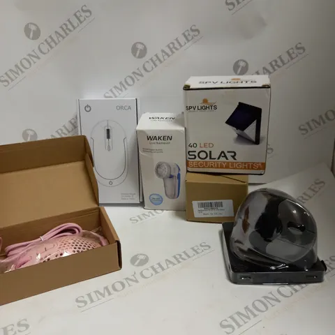 APPROXIMATELY 6 X ASSORTED TECH PRODUCTS. INCLUDES COMPUTER MICE, LINT REMOVER, CHARGER, SECURITY LIGHTS ETC 