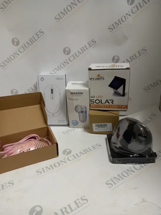 APPROXIMATELY 6 X ASSORTED TECH PRODUCTS. INCLUDES COMPUTER MICE, LINT REMOVER, CHARGER, SECURITY LIGHTS ETC 