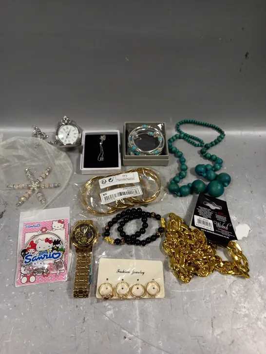 APPROXIMATELY 30 ASSORTED JEWELLERY/COSTUME JEWELLERY PRODUCTS TO INCLUDE POCKET WATCH, BRACELETS, NECKLACES ETC 