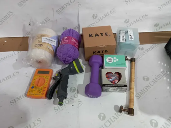 LOT OF APPROX 10 ASSORTED ITEMS TO INCLUDE ROPE, WOOL, WATER HOSE GUN ETC