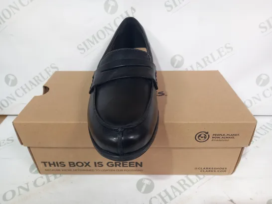 BOXED PAIR OF CLARKS HAMBLE LOAFERS IN BLACK UK SIZE 3.5