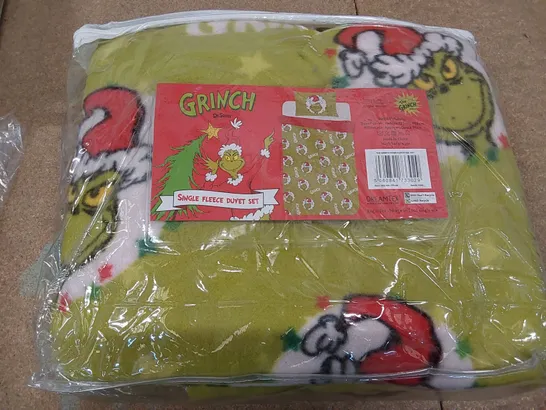 BOX OF 7X ASSORTED BEDDING AND THROWS TO INCLUDE; 3X GRINCH SINGLE FLEECE DUVET SETS, 2X 120 X 150CM KNITTED THROWS, 1X KING SIZED CHRISTMAS DUVET SETS, 1X 120 X 150CM CHRISTMAS THROWS (1 BOX)