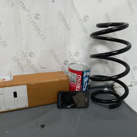 APPROXIMATELY 18 ASSORTED ITEMS TO INCLUDE COIL SPRING, SAMSUNG SMARTPHONE, ZIVA 1LT PENDANT, ETC - COLLECTION ONLY