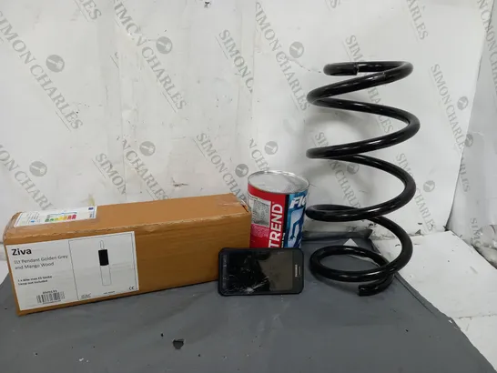 APPROXIMATELY 18 ASSORTED ITEMS TO INCLUDE COIL SPRING, SAMSUNG SMARTPHONE, ZIVA 1LT PENDANT, ETC - COLLECTION ONLY