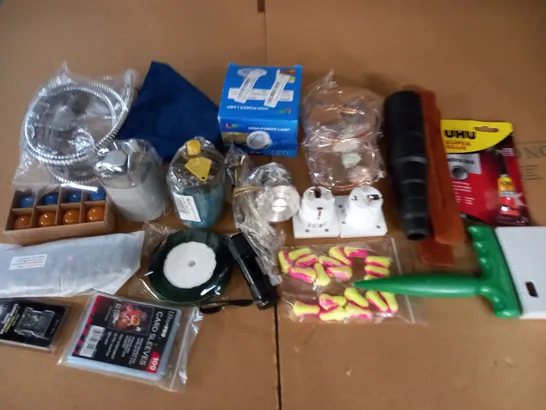 LARGE QUANTITY OF ASSORTED HOUSEHOLD ITEMS 