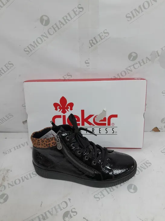 BOXED PAIR OF RIEKER HI TOP CUFF TRAINERS IN BLACK UK SIZE 6.5