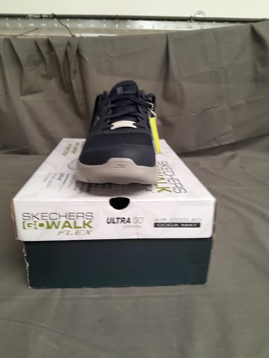 BOXED PAIR OF SKETCHERS GO WALK FLEX SHOE SIZE 9