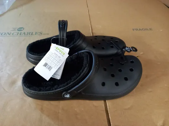 PAIR OF CROCS CLASSIC LINED GLOGS IN BLACK - UK M12